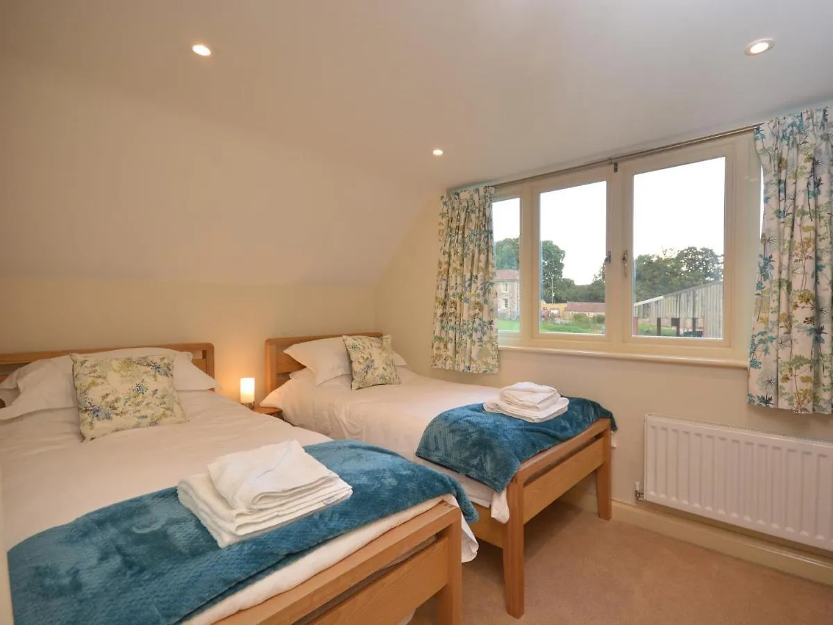 2 Bed In Bristol 72582 Villa Winford